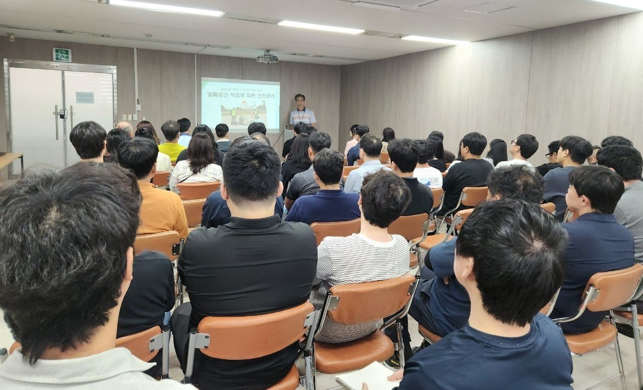 연수구가 최근 끊이지 않고 발생하고 있는 하수도 맨홀 등 밀폐공간 질식 사고를 예방하기 위해 행정력을 집중하고 있다